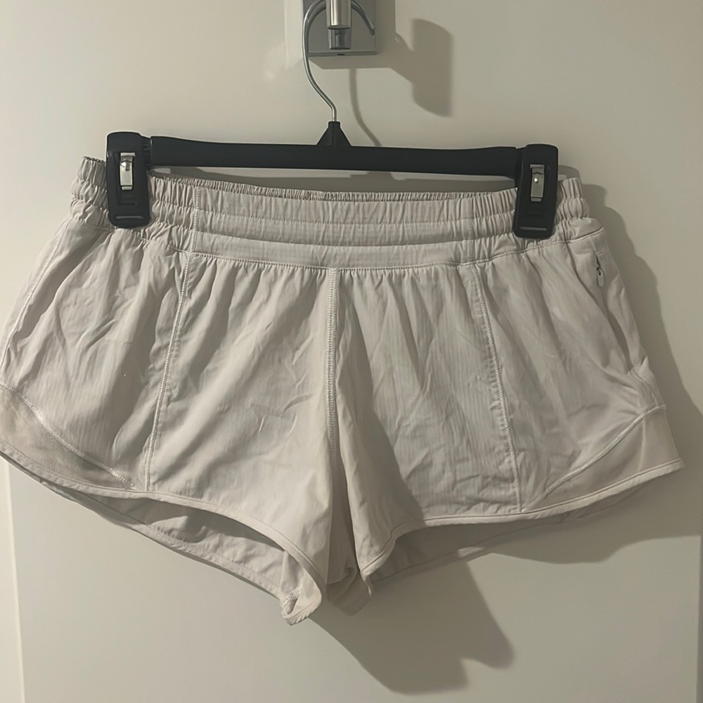 ⭐️ Lululemon Hotty Hot Low Rise 2.5in Shorts ⭐️